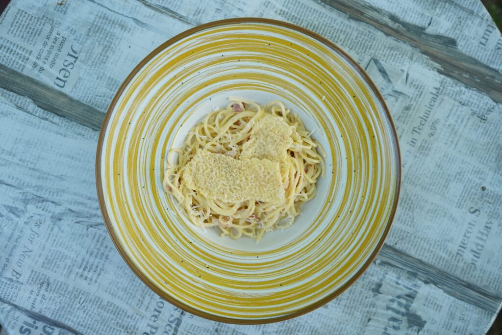 Karbonara sa čipsom iz parmezana