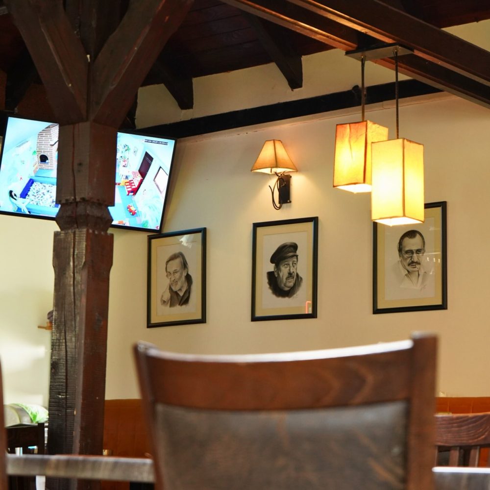 enterijer restorana Brana na zidu su slike poznatih glumaca