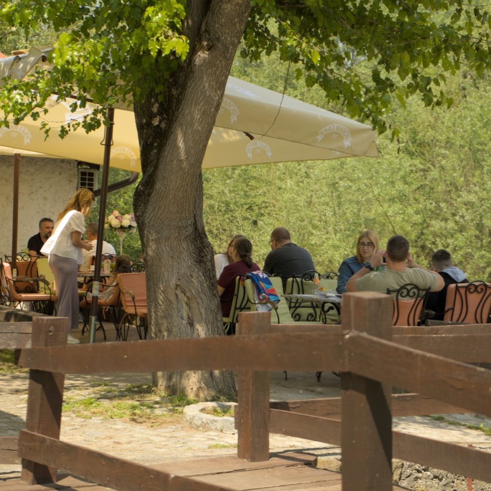 Bašta sa ljudima u restoranu Brana