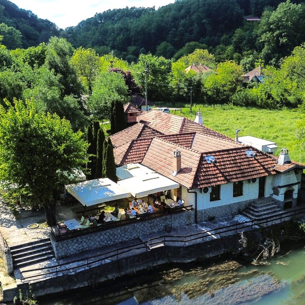 Slika bašte iz vazduha restorana Brana